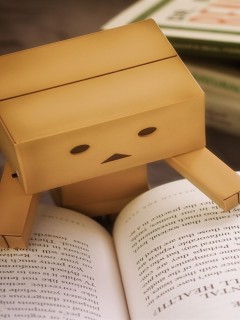 Человек-коробка за книгой