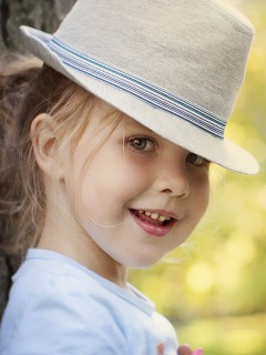 Улыбающаяся девочка в шляпе