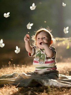 Ребёнок и бабочки