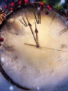Часы под снегом в Новый год
