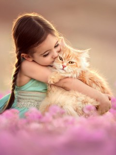 Девочка, обнимающая кота