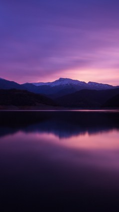 Сиреневый горный закат над озером