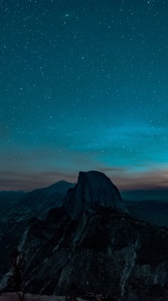 Вершина горы и звёздное небо