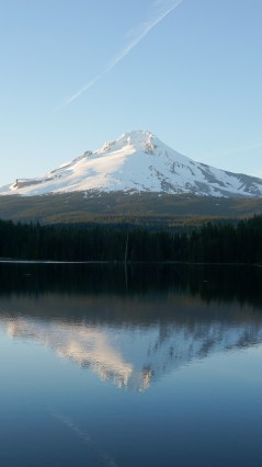 Гора и её отражение в озере