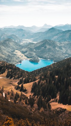 Голубое озеро среди гор