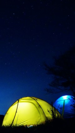 Палатки на фоне ночного неба
