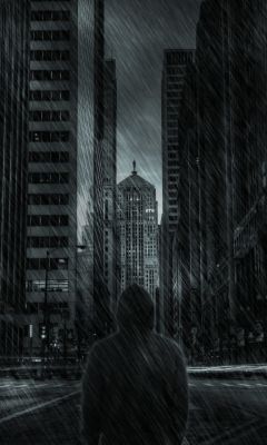 Человек под дождём в мегаполисе