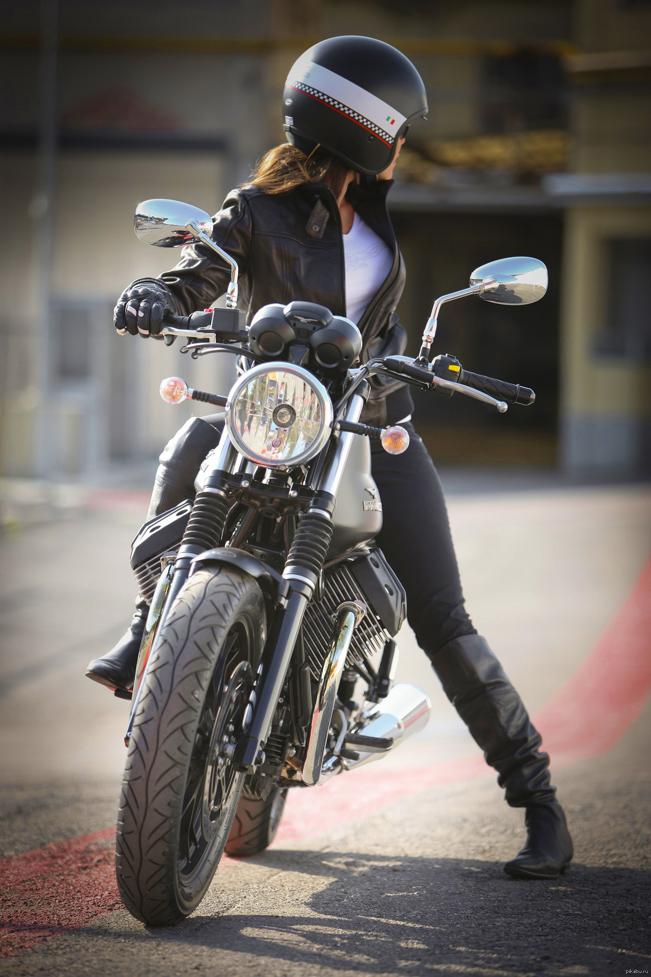 Оглядывающаяся девушка на мотоцикле
