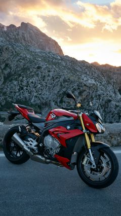 Мотоцикл, холм и севшее Солнце
