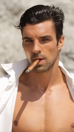 Мужчина с сигарой