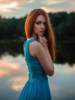 Милая, рыжая девушка у озера