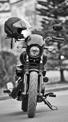 Мотоцикл и шлем на руле