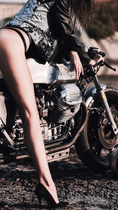 Женская ножка и мотоцикл