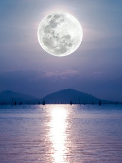 Полная Луна над озером