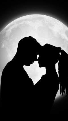 Силуэт влюбленных на фоне Луны