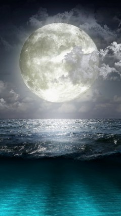 Большая Луна над океаном