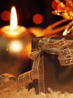 Свеча и новогодний подарок