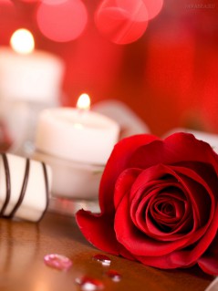Роза, свечи и конфета
