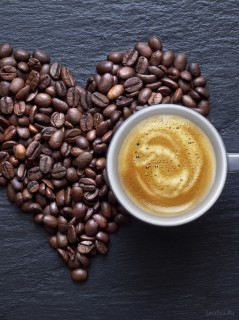 Чашка кофе и сердце из зерен