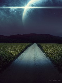 Дорога меж полей и огромная Луна