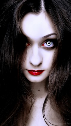 Вампирша с горящими глазами