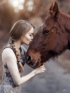 Девушка, целующая лошадку