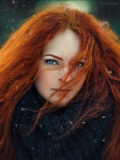 Девушка с пышными, рыжими волосами