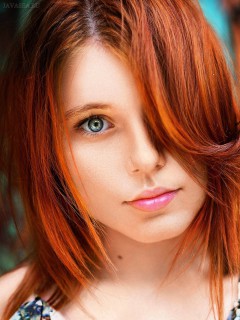 Девушка, с рыжими волосами прикрывшим глаз