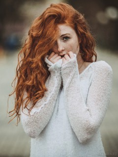 Рыжая девушка в белом свитере
