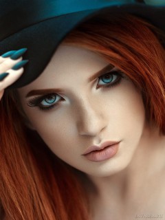 Рыжая девушка в шляпе