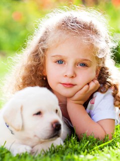 Девочка и белый щенок