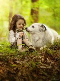 Девочка с белой собакой в лесу