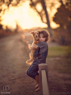 Мальчик с собакой на заборе