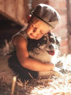 Мальчик с собакой в амбаре