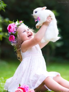 Счастливая девочка и белый кролик