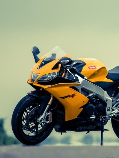 Желтый, спортивный мотоцикл