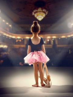 Юная балерина на сцене