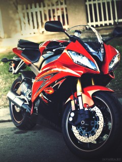 Красный спортивный мотоцикл в тени
