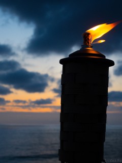 Факел на пляже при закате