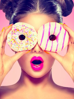 Девушка с пончиками у глаз