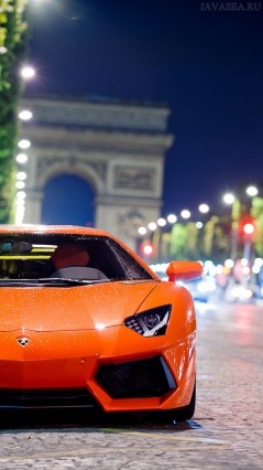 Оранжевое Феррари в Париже