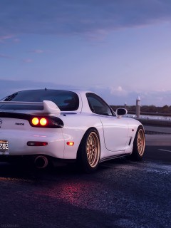 Белая Mazda RX 7