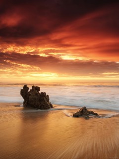 Камни на пляже при закате