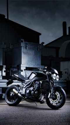 Черный мотоцикл в ночи