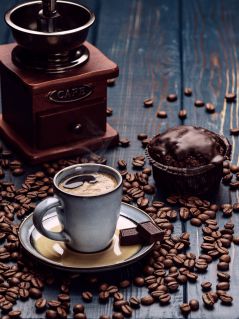 Кекс, чашка кофе и кофейные зёрна