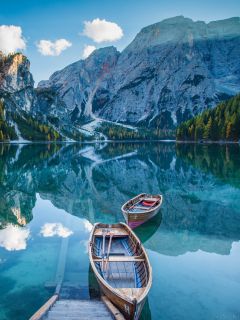2 лодки на зеркальном, горном озере
