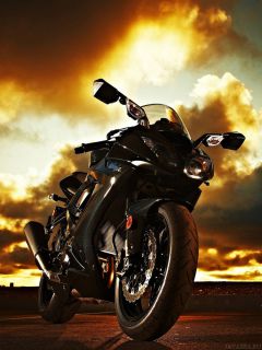Крутой мотоцикл и золотые облака