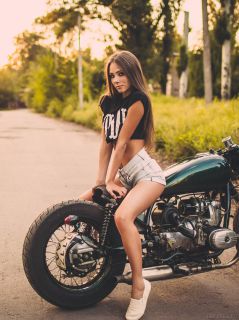 Красавица на мотоцикле