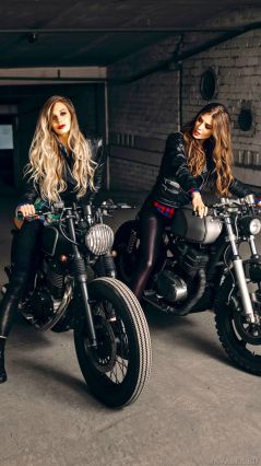 Две девушки на мотоциклах