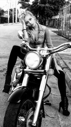 Красивая блондинка на мотоцикле